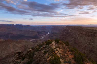 Grand Canyon ve colorado Nehri gündoğumu Arizona Çölü görünümden de; ABD
