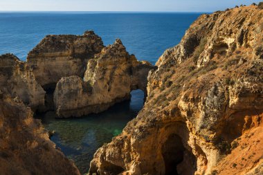 Ponta da Piedade Lagos, kumtaşı kayalıklarla arasındaki küçük koy