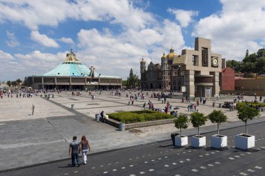 Basilica Our Lady of Guadalupe, eski ve Mexico City, Meksika için arka plan üzerinde yeni Bazilikası ile insanlara 