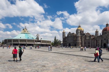 Basilica Our Lady of Guadalupe, eski ve Mexico City, Meksika için arka plan üzerinde yeni Bazilikası ile insanlara