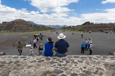 İnsanlar ölü Meksika'da Teotihuacan arkeolojik sitedeki Avenue.