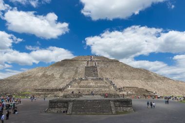 İnsanlar güneş tapınağında Meksika'da Teotihuacan Sit Alanı. 
