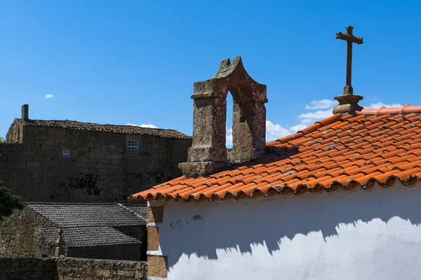 Докладно про хреста та дзвіниця церкви в історичний Castelo село думати — стокове фото