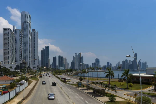 Вид на проспект веде до фінансового району Панама-Сіті в Панама Сіті, Панама. — стокове фото