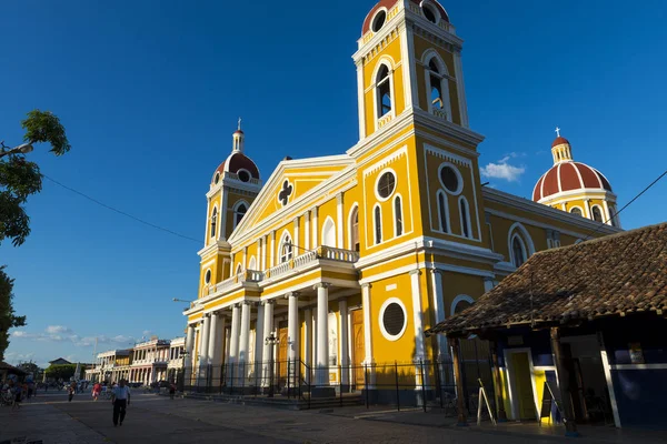 La colorida Catedral de Nuestra Señora de la Asunción en la ciudad de Granada, Nicaragua . — Foto de Stock