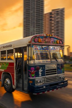 Modern arka plan üzerinde günbatımında, Panama'da bina ile Red Devil otobüs Panama City.