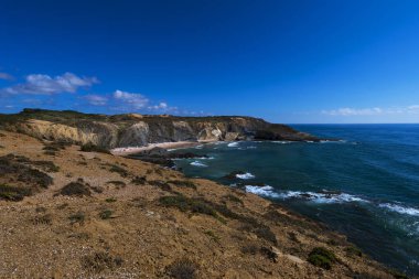 Görünüm Zambujeira yakınındaki Alteirinhos Beach (Praia dos Alteirinhos) Odemira, Alentejo, Portekiz Mar