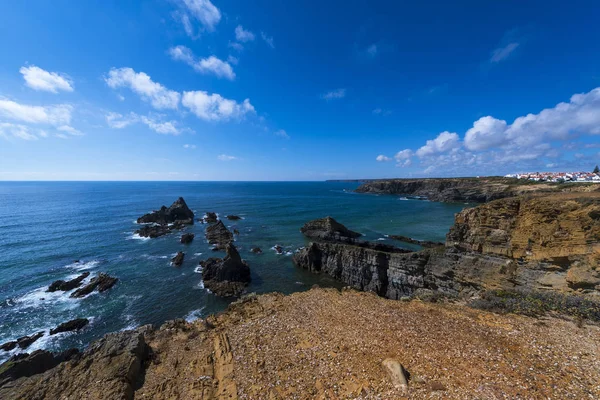 Vista das falésias e do mar em torno da aldeia de Zambujeira do Mar, no Alentejo, Portugal ; — Fotografia de Stock