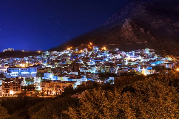 Den vackra staden av Chefchaouen i Rifbergen, Marocko, på natten; — Stockfoto