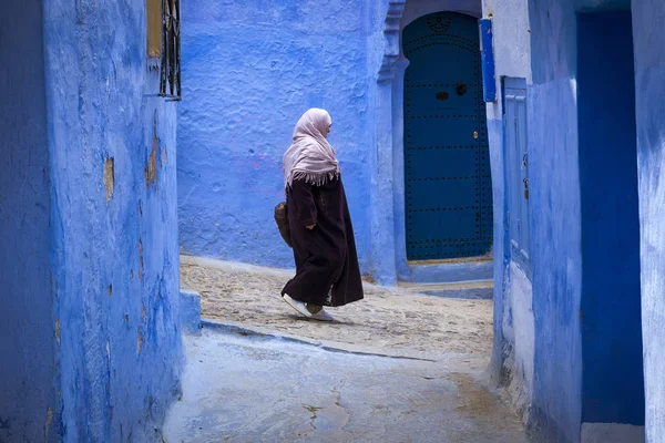 Femme marocaine marchant dans une rue étroite dans la ville de Chefchaouen au Maroc, Afrique du Nord — Photo