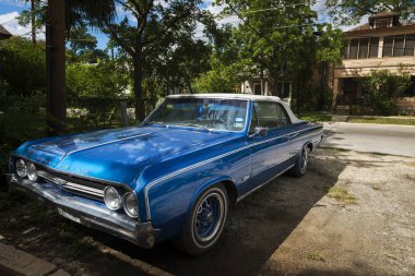 Şehir San Antonio, Texas, ABD bir banliyö bölgesi içinde klasik mavi araba park.