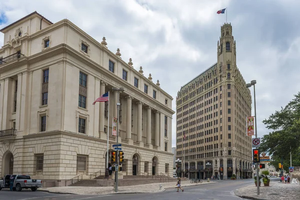 Gatescenen med bygning og folk i sentrum av byen San Antonio i Texas, USA – stockfoto