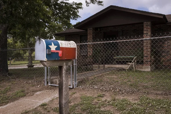 Briefkasten bemalt mit der texanischen Flagge vor einem Haus in Texas, USA — Stockfoto