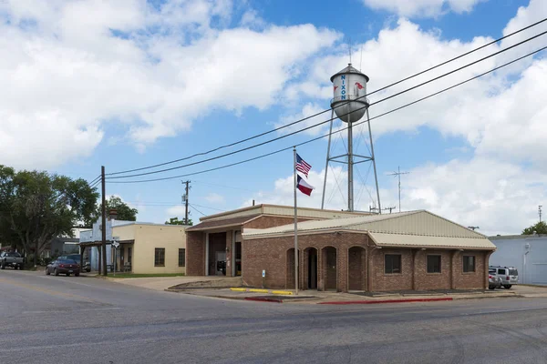 Widok na ratusz i wieża ciśnień w mieście Nixon w Texas, Stany Zjednoczone Ameryki — Zdjęcie stockowe