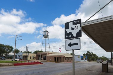 Belediye Binası ve şehrin Nixon Texas, ABD bir su kulesinde görünümü