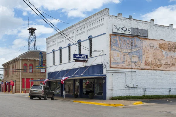 Vista de una tienda y la estación de bomberos en el centro de la ciudad de Lockhart en Texas, EE.UU. —  Fotos de Stock