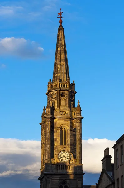 Dettaglio di una torre con orologio in High Street, Edimburgo, Scozia — Foto Stock