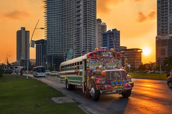 Red Devil автобуса в Панама Сіті з сучасній будівлі на тлі на заході сонця, в Панамі. — стокове фото