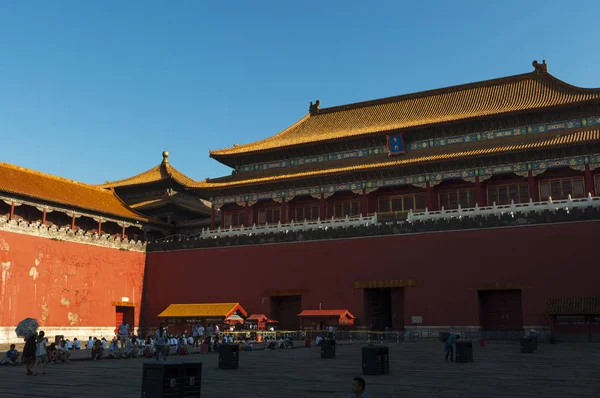 People at the entrance of the Forbidden City in the city of Beijing, in China — Stock Photo, Image