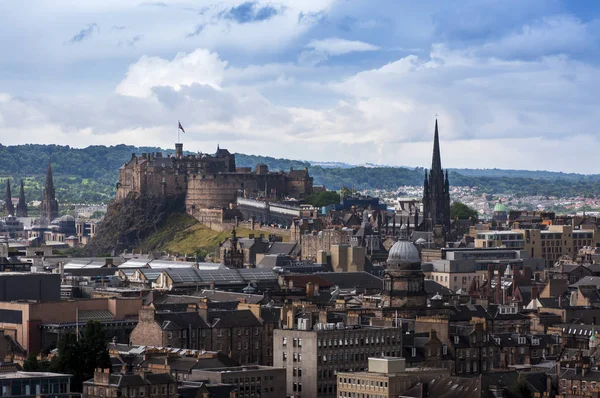 Vista panoramica sullo skyline della città di Edimburgo in Scozia — Foto Stock