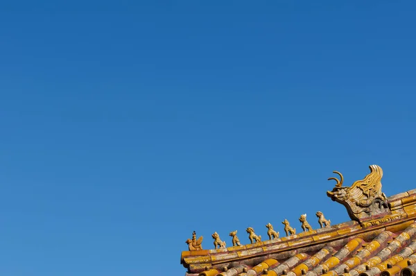 Detalle de esculturas en la azotea de un edificio en la Ciudad Prohibida en Beijing, China —  Fotos de Stock