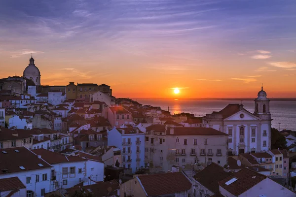 Utsikt över stadsdelen Alfama från Portas Sol viewpoint vid soluppgången i Lissabon, Portugal — Stockfoto