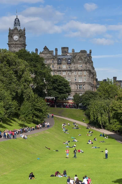 Persone che godono di una giornata di sole in un parco nella città di Edimburgo in Scozia, Regno Unito — Foto Stock