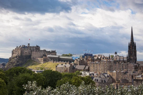 Veduta dello skyline della città di Edimburgo con il Castello di Edimburgo sullo sfondo in Scozia — Foto Stock