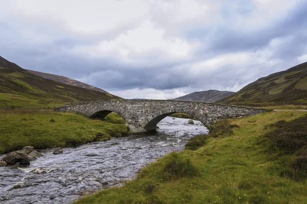 İskoçya'nın dağlık bir nehir üzerinde eski taş köprü