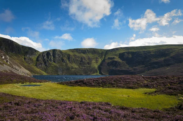 Kayalıklarla ve İngiltere İskoçya Highlands dağlarda çevrili güzel göl
