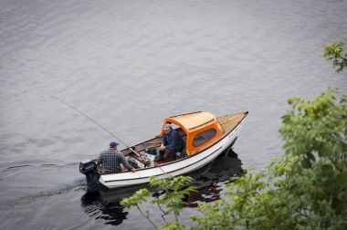 Loch Ness, İskoçya, Birleşik Krallık'da bir tekne iki balıkçı