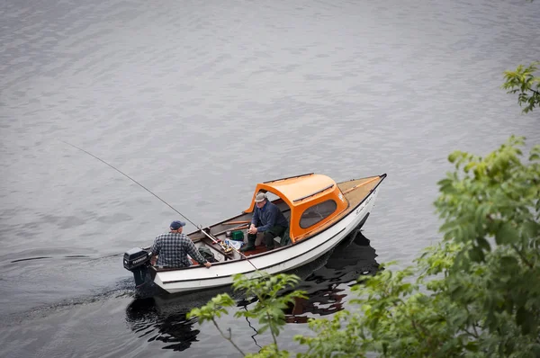 Due pescatori in barca nel Loch Ness, in Scozia, Regno Unito — Foto Stock