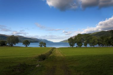 Güzel ve sakin manzara İskoçya'da Loch Ness