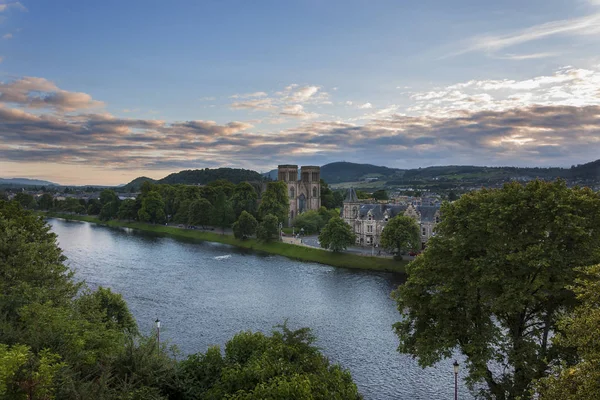 Vista da cidade de Inverness a partir das margens do rio Ness, na Escócia, Reino Unido — Fotografia de Stock