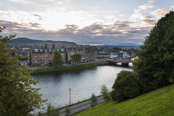 Veduta della città di Inverness dalle rive del fiume Ness in Scozia, Regno Unito — Foto Stock