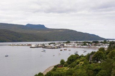 Balıkçı limanı ve Scotland, Büyük Britanya dağlarında Ullapool köy görünümü