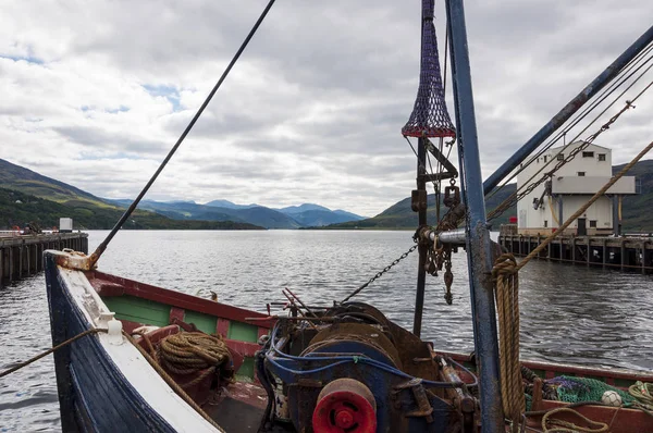 Detalle de la proa de un barco pesquero en el puerto de Ullapool en las Tierras Altas de Escocia — Foto de Stock
