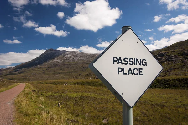 Geçen yer yol işaret içinde dar köy yolunda İskoçya Highlands, Amerika Birleşik Devletleri