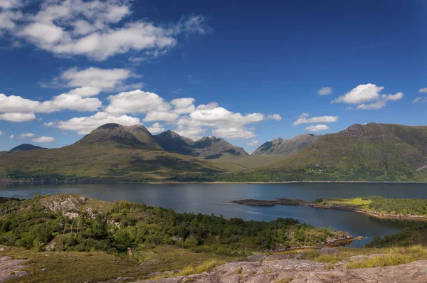 Güzel ve sakin manzara bir göl ve dağ İskoçya Highlands, Amerika Birleşik Devletleri — Stok fotoğraf