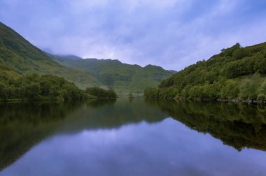 Güzel ve sakin manzara bir göl ve dağ İskoçya Highlands, Amerika Birleşik Devletleri