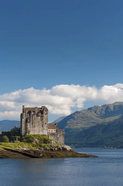 Vista do Castelo Eilean Donan nas Terras Altas da Escócia, Reino Unido — Fotografia de Stock