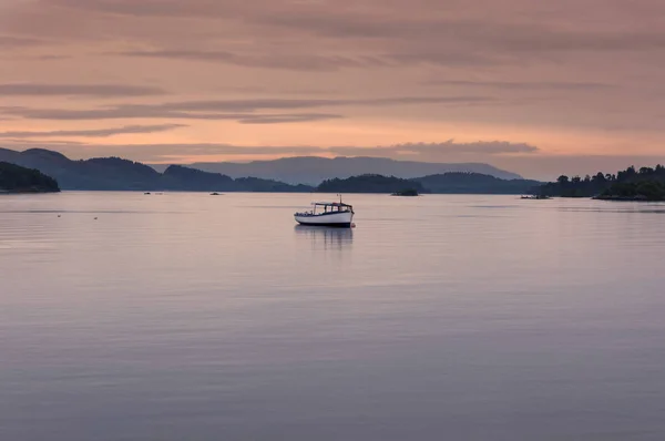 Barco en un lago al atardecer en las Highlands de Escocia, Reino Unido — Foto de Stock