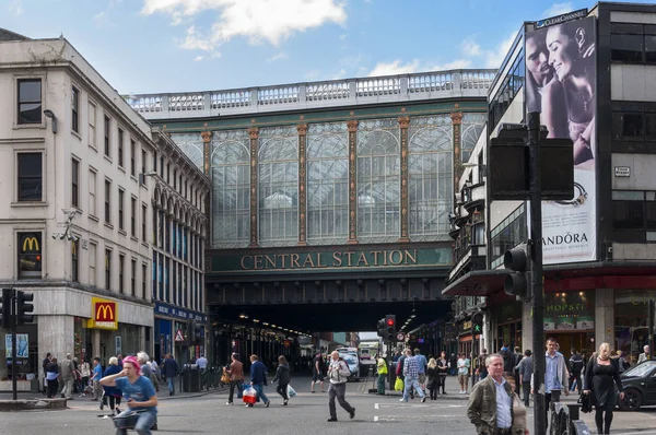 The exterior of the Glasgow Central Station with people in a busy street in the city of Glasgow, Scotland — Stock Photo, Image