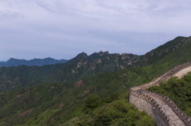 Çin Seddi ve Mutianyu çevreleyen dağlarda bir bölümü görünümünü