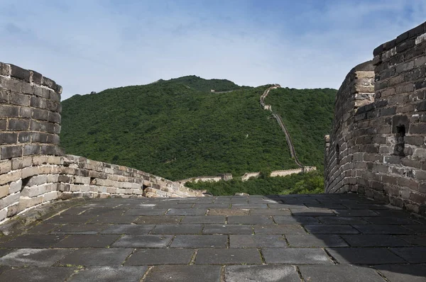 View of a section of the Great Wall of China and the surrounding mountains in Mutianyu — Stock Photo, Image