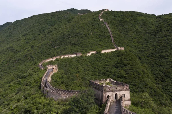 View of a section of the Great Wall of China and the surrounding mountains in Mutianyu — Stock Photo, Image