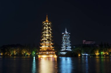 Güneş ve ay ikiz pagodadan aydınlatılmış, hemen hemen Guilin şehir
