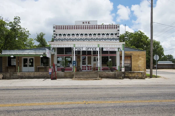 Vista de la tienda general y la oficina de correos en el pequeño pueblo de Hye en Texas —  Fotos de Stock