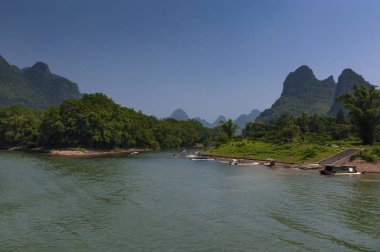 Yangshuo, Çin, Asya yakınındaki arka görünümü Li nehri boyunda kireçtaşı zirveleri ile; Çin seyahat için kavramı