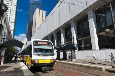 Dallas, Texas - 10 Haziran 2014: Bir ışık tren durağı Şehir Dallas Teksas, ABD.